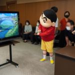 【お知らせ】クレヨンしんちゃんが「くまもとふっこう応援隊長」に就任！<br>熊本県庁で行われた就任式にて、同日発売のSwitchソフト「クレヨンしんちゃん『オラと博士の夏休み』～おわらない七日間の旅～」を知事に体験いただきました